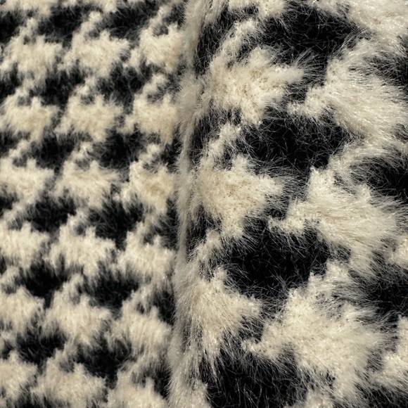 NWOT Women’s Cyrus Black & White Shaggy Fuzzy Houndstooth Crew Neck Sweater. Lg - Picture 10 of 10